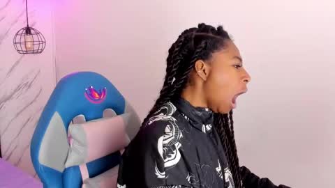 Snapshot of queen_perla_ chatting on November 11, 2025, 11:21 am online show from November 11, 2025, 11:21 am