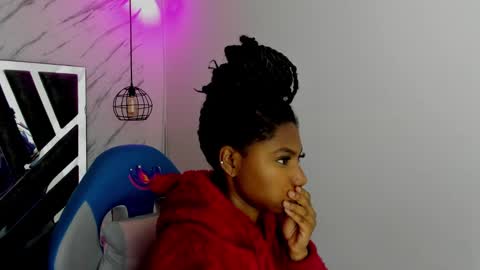 Snapshot of queen_perla_ chatting on November 13, 2025, 11:20 am online show from November 13, 2025, 11:20 am