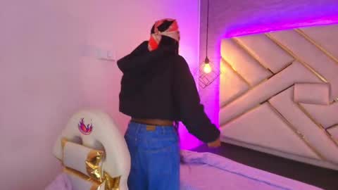 Snapshot of queen_perla_ chatting on November 17, 2025, 11:27 am online show from November 17, 2025, 11:27 am