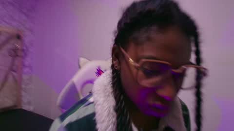 Snapshot of queen_perla_ chatting on December 3, 2025, 11:19 am online show from December 3, 2025, 11:19 am