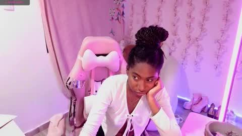 Snapshot of queen_perla_ chatting on December 22, 2025, 12:02 pm online show from December 22, 2025, 12:02 pm