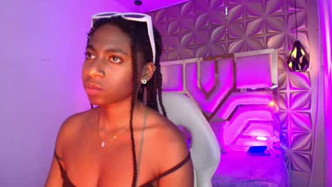 Snapshot of queen_perla_ chatting on March 1, 2026, 6:21 pm online show from March 1, 2026, 6:21 pm