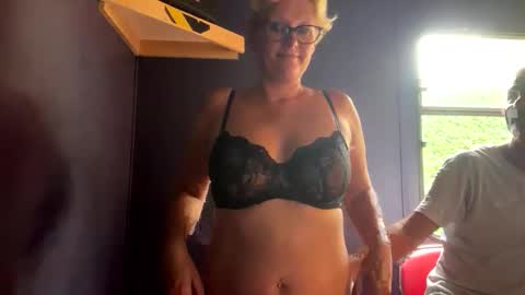 Snapshot of queenbeeangel chatting on May 20, 2026, 1:50 pm Angel online show from May 20, 2026, 1:50 pm