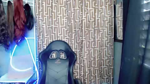 just call me QUEEN and ill be there online show from November 6, 2025, 8:04 am