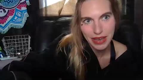 Snapshot of queenhazy chatting on November 4, 2025, 5:45 pm Queen Hazy online show from November 4, 2025, 5:45 pm