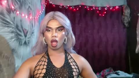 queenpinayebony_xx online show from May 7, 2026, 3:28 pm