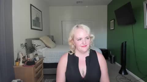 Snapshot of queenroselyn chatting on November 7, 2025, 11:27 pm queenroselyn online show from November 7, 2025, 11:27 pm
