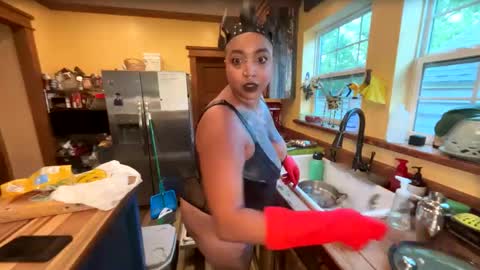 Queen Hilarity online show from April 27, 2026, 11:58 pm