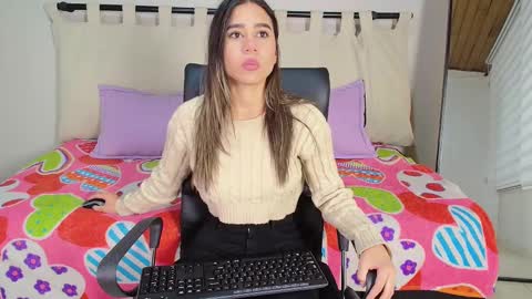 Snapshot of rachell_criss chatting on February 4, 2025, 3:33 am Rachell online show from February 4, 2025, 3:33 am