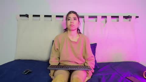 Snapshot of rachell_criss chatting on March 6, 2025, 10:09 am Rachell online show from March 6, 2025, 10:09 am