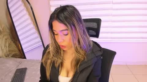 Snapshot of rachell_criss chatting on November 14, 2025, 4:22 am Rachell online show from November 14, 2025, 4:22 am