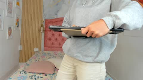 rachellesc online show from April 4, 2026, 12:13 pm