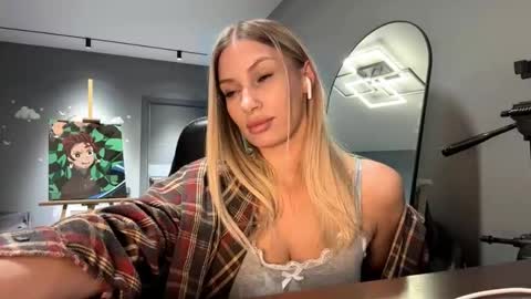 Snapshot of raeannschemmer chatting on February 2, 2026, 3:11 pm Mila online show from February 2, 2026, 3:11 pm