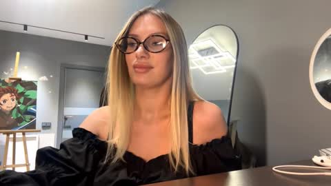 Snapshot of raeannschemmer chatting on February 3, 2026, 2:33 pm Mila online show from February 3, 2026, 2:33 pm