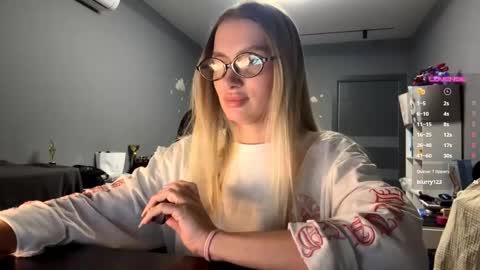 Snapshot of raeannschemmer chatting on February 15, 2026, 3:42 pm Mila online show from February 15, 2026, 3:42 pm