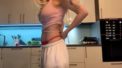 Snapshot of raeannschemmer chatting on February 25, 2026, 3:54 pm Mila online show from February 25, 2026, 3:54 pm