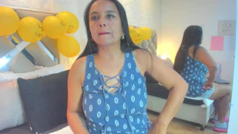 Snapshot of raquel_moore chatting on December 22, 2025, 6:05 pm Raquel Moore online show from December 22, 2025, 6:05 pm