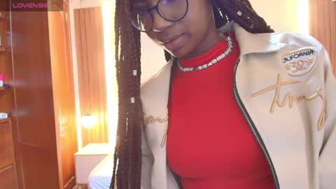 Snapshot of raqueljones_ chatting on March 12, 2026, 12:11 pm Raquel online show from March 12, 2026, 12:11 pm