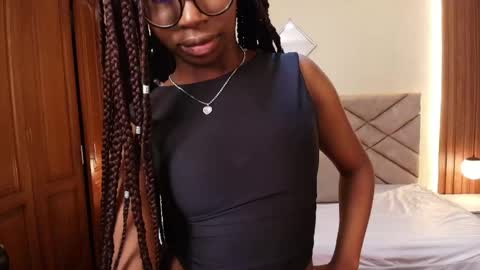 Snapshot of raqueljones_ chatting on March 24, 2026, 12:10 pm Raquel online show from March 24, 2026, 12:10 pm