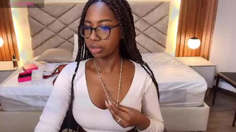 Snapshot of raqueljones_ chatting on April 16, 2026, 12:06 pm Raquel online show from April 16, 2026, 12:06 pm