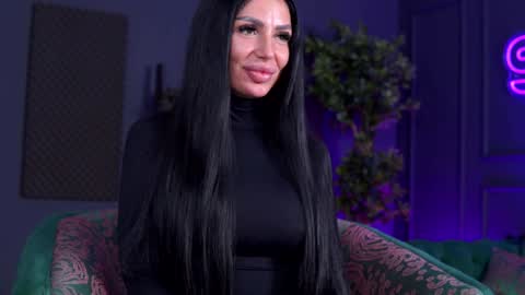 Snapshot of raquellevon chatting on December 10, 2024, 7:11 pm Raquelle online show from December 10, 2024, 7:11 pm