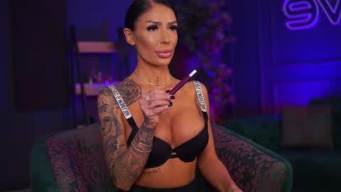Snapshot of raquellevon chatting on February 9, 2025, 7:41 pm Raquelle online show from February 9, 2025, 7:41 pm