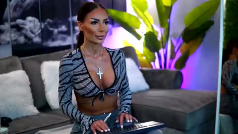 Snapshot of raquellevon chatting on October 8, 2025, 8:56 am Raquelle online show from October 8, 2025, 8:56 am