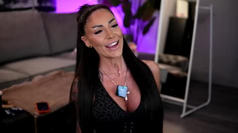 Raquelle online show from April 15, 2026, 8:21 am