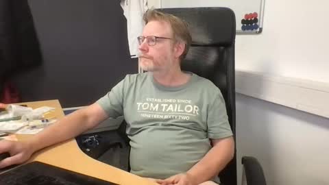 Raunchy me online show from November 28, 2025, 1:36 pm