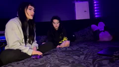 Ravyn and Nyx online show from December 3, 2025, 4:42 am