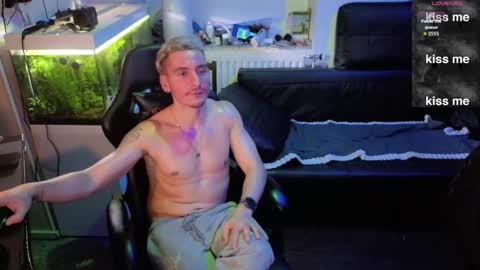 Rayzel online show from February 10, 2026, 1:53 am