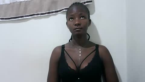 Snapshot of realqueen_ chatting on October 21, 2025, 5:30 am queen online show from October 21, 2025, 5:30 am