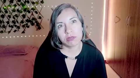 Rebbeca online show from November 18, 2025, 6:12 pm