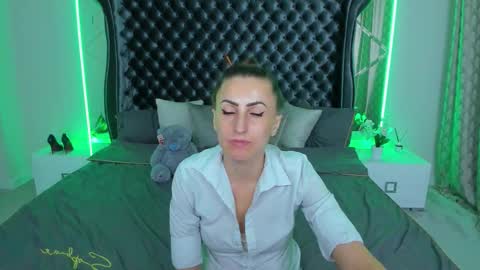 rebecca_diamonds online show from November 25, 2025, 6:13 am