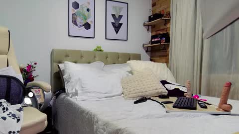 Yanella online show from February 14, 2025, 7:02 pm