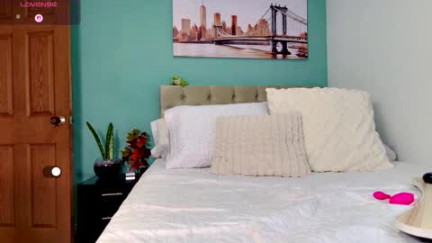 Yanella online show from November 28, 2025, 2:42 pm