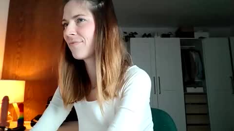 Snapshot of reileyfoxx chatting on April 13, 2026, 9:04 am Reiley online show from April 13, 2026, 9:04 am