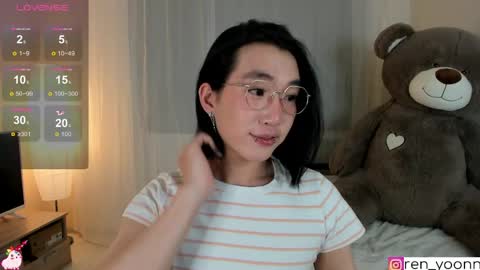 Ren online show from April 22, 2026, 1:52 am