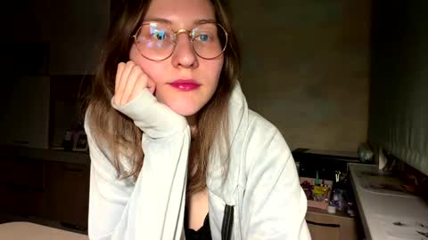 Mia online show from April 18, 2026, 5:28 pm