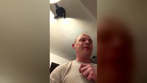 rene_brulee online show from December 19, 2025, 1:23 am