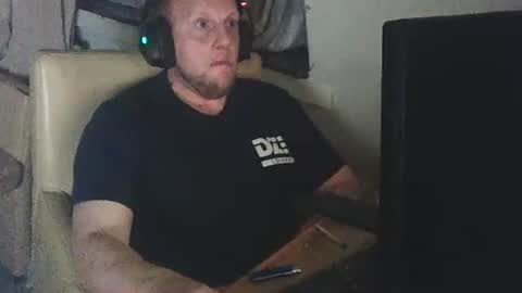 Snapshot of richardd110011 chatting on May 24, 2026, 2:05 am richardd110011 online show from May 24, 2026, 2:05 am