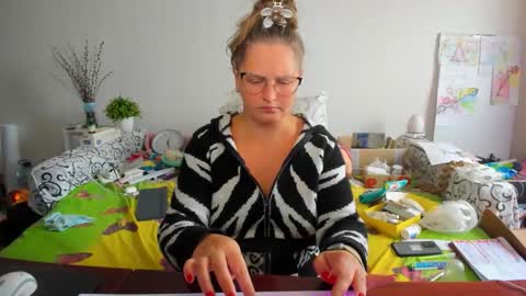 Anna - not anna - right Anna  online show from November 4, 2025, 10:14 am