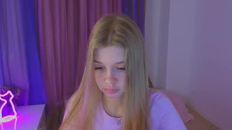 Snapshot of riinaaa chatting on October 19, 2025, 8:42 pm Rina online show from October 19, 2025, 8:42 pm