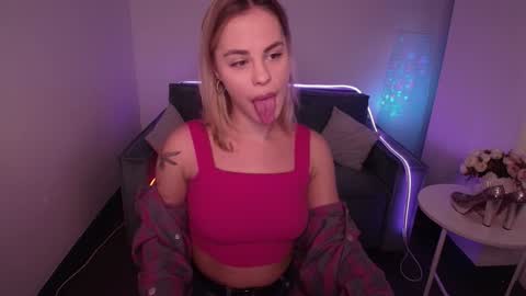 Snapshot of rikaraily chatting on February 7, 2025, 8:01 am Rika online show from February 7, 2025, 8:01 am