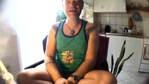 Snapshot of riod_rainforest_1983 chatting on October 23, 2025, 9:52 am Rotrigo online show from October 23, 2025, 9:52 am