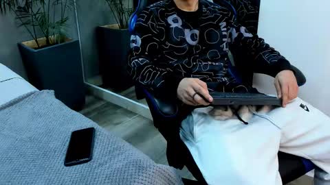 Roan Birkin online show from November 17, 2025, 7:08 pm