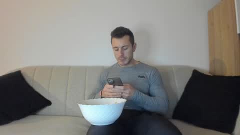 Snapshot of roberto4ever chatting on December 8, 2024, 3:45 pm roberto4ever online show from December 8, 2024, 3:45 pm