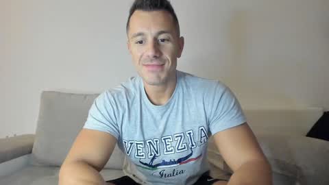 Snapshot of roberto4ever chatting on January 10, 2025, 6:42 am roberto4ever online show from January 10, 2025, 6:42 am