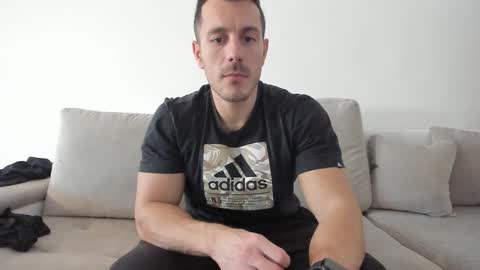 Snapshot of roberto4ever chatting on February 25, 2025, 12:45 pm roberto4ever online show from February 25, 2025, 12:45 pm