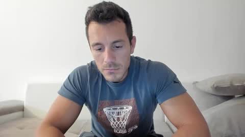 Snapshot of roberto4ever chatting on September 9, 2025, 3:00 pm roberto4ever online show from September 9, 2025, 3:00 pm